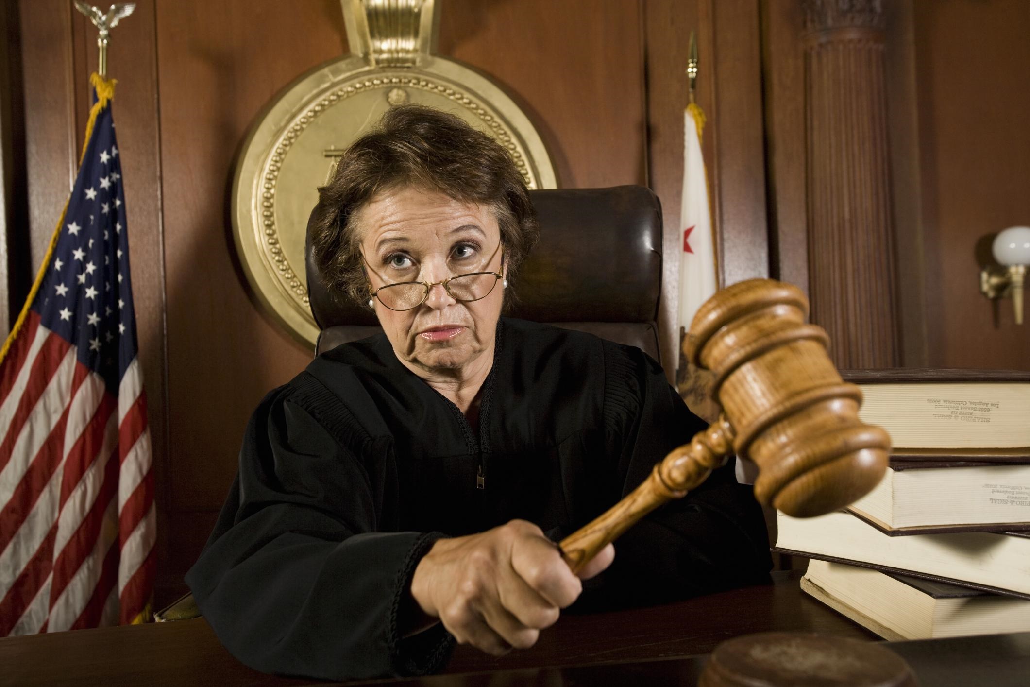 Пенсия судьи в году — размер, у районного, федерального, мирового, в отставке
