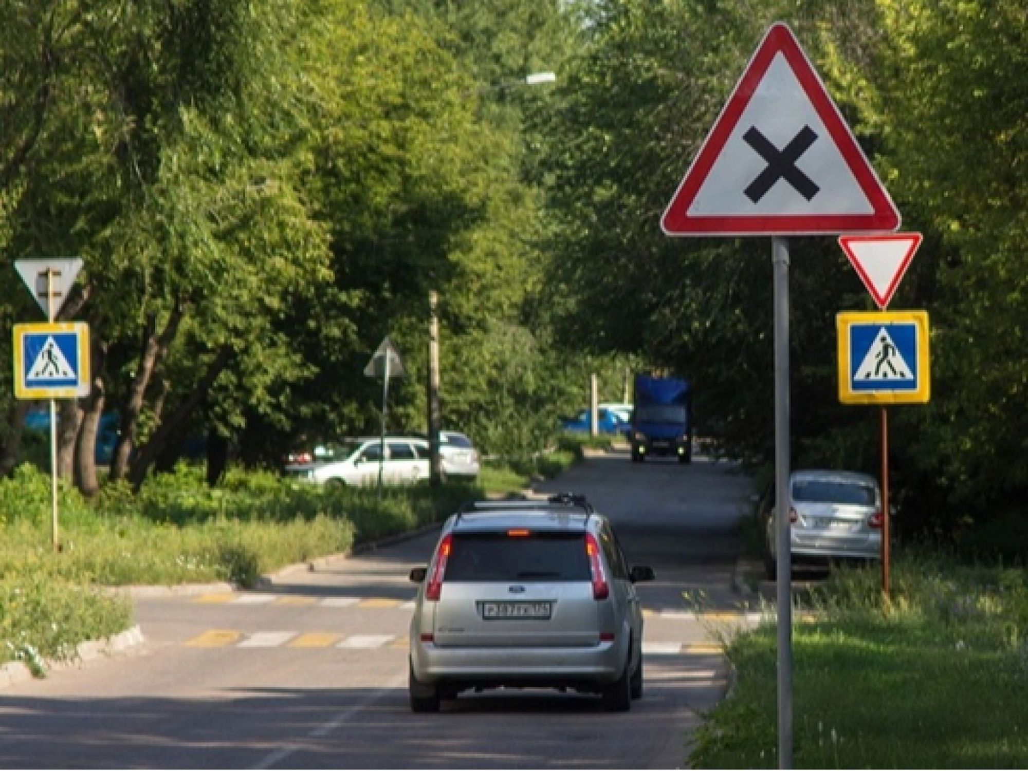 Равнозначная дорога — что это такое, определение, пересечение, правила проезда перекрестков, т-образных, знак
